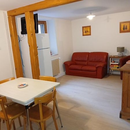 Charmant Petit Appartement Avec Bel Exterieur. Saint-Amarin Ruang foto